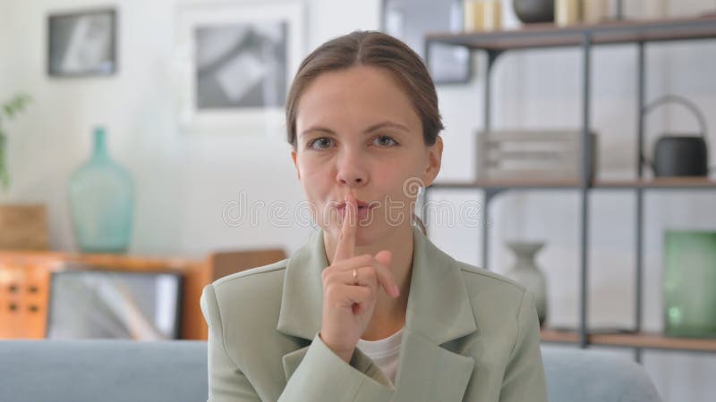 Fotografía creativa de silencio ile ilgili görsel